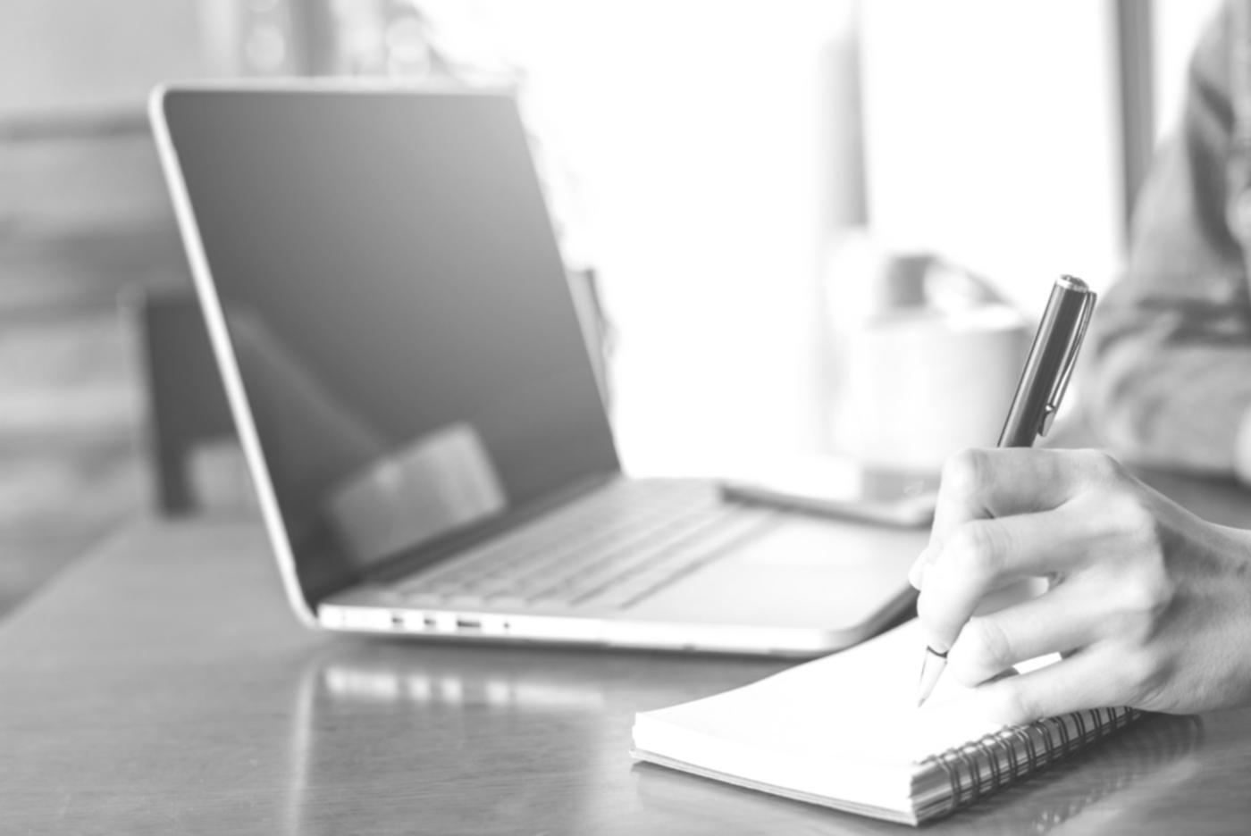 Μαθητές συμμετέχουν σε διαδραστικό μάθημα οικονομικών